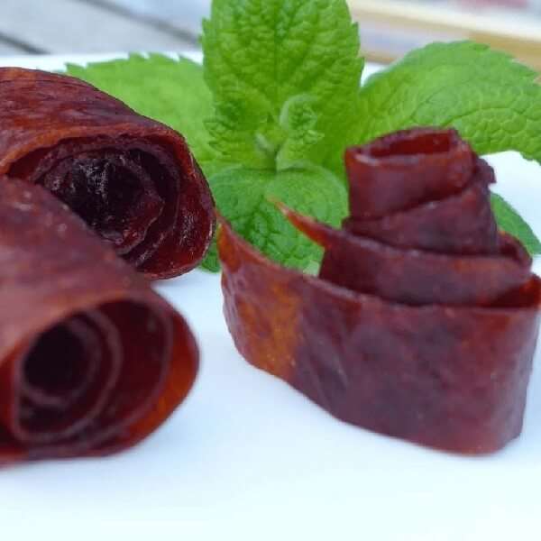 Keçiboynuzu unu veya özü ile glutensiz yağ oranı ve kalorisi düşük, kakaosuz ve şekersiz ev yapımı pestil nasıl yapılır, tarifinde hangi malzemeler kullanılır? Keçiboynuzlu Pestil Yapılışı